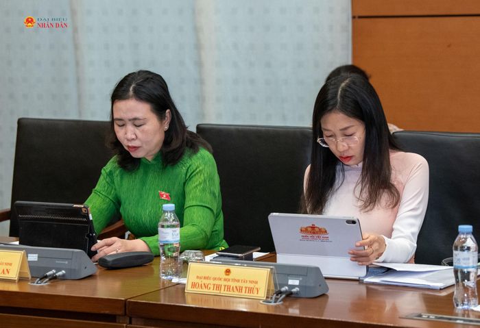 Các ĐBQH tỉnh Tây Ninh tham dự thảo luận tại Tổ 3. Ảnh: Lâm Hiển
