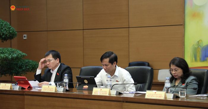 Các ĐBQH tỉnh Lâm Đồng tham gia thảo luận tại tổ