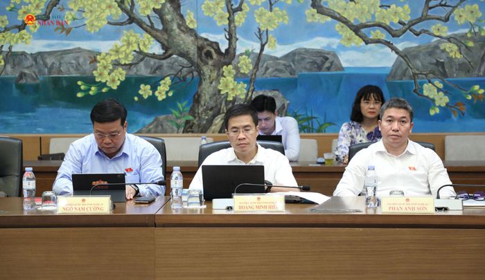 Các ĐBQH tỉnh Nghệ An dự thảo luận tại tổ