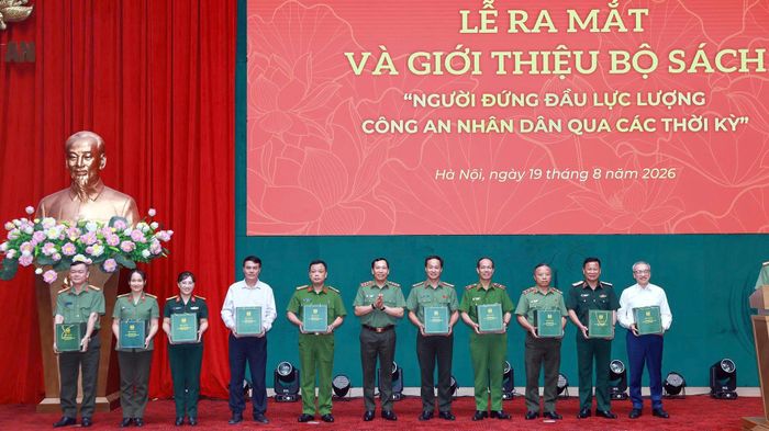 Thứ trưởng Lê Văn Tuyến trao Bộ sách "Người đứng đầu lực lượng CAND qua các thời kỳ" tặng các đại biểu.