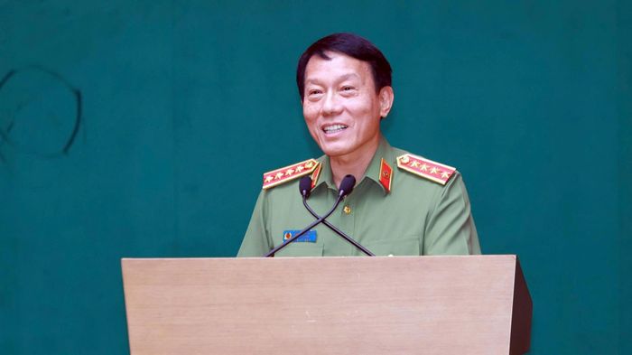 Bộ trưởng Lương Tam Quang nhấn mạnh, mỗi cán bộ, chiến sĩ CAND cần học tập, noi theo tấm gương sáng của các đồng chí Bộ trưởng.