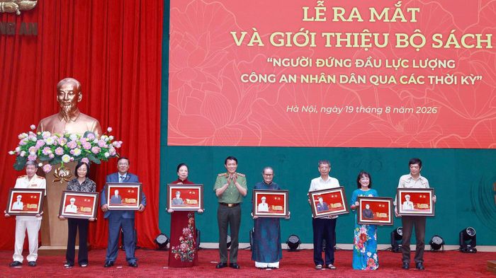 Bộ trưởng Lương Tam Quang trao quà tặng thân nhân gia đình các đồng chí lãnh đạo, cố lãnh đạo Bộ Công an qua các thời kỳ.
