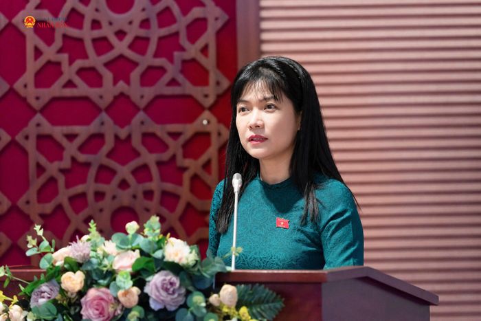 Phó Chủ nhiệm Ủy ban Công tác đại biểu Tạ Thị Yên công bố Nghị quyết của Ủy ban Thường vụ Quốc hội