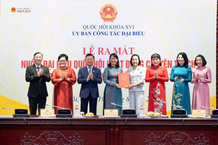 Phó Chủ tịch Quốc hội Nguyễn Thị Thanh trao Nghị quyết của Ủy ban Thường vụ Quốc hội về việc thành lập Nhóm ĐBQH hoạt động chuyên trách ở địa phương khóa XVI, nhiệm kỳ 2026 - 2031