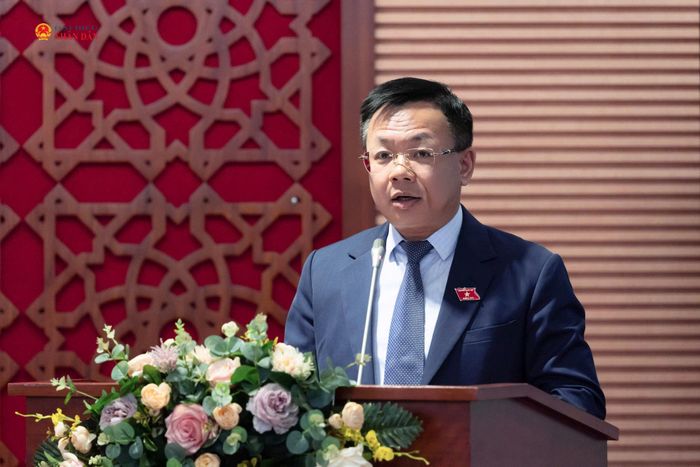 Phó Trưởng đoàn chuyên trách Đoàn ĐBQH thành phố Hà Nội Trần Thanh Hà - Phó Chủ tịch Thường trực trình bày dự thảo Quyết định Ban hành Quy chế hoạt động của Nhóm ĐBQH hoạt động chuyên trách ở địa phương khóa XVI