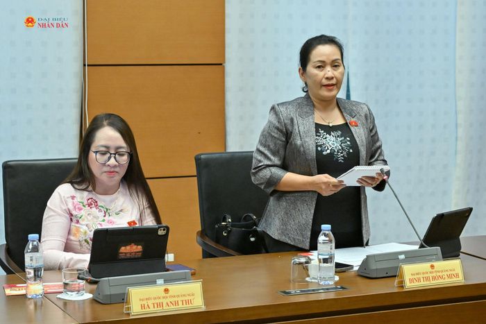 ĐBQH Đinh Thị Hồng Minh (Quảng Ngãi) phát biểu thảo luận Tổ 11, chiều 19/8