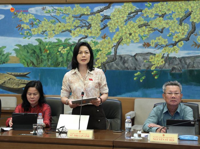 ĐBQH Vũ Thị Lan Anh (Nghệ An) phát biểu thảo luận tại Tổ 7