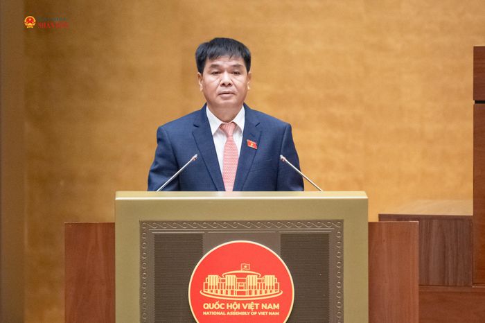 Phó Chủ nhiệm Ủy ban Kinh tế và Tài chính Nguyễn Hữu Toàn trình bày Báo cáo ý kiến về định hướng xây dựng dự án Luật Ngân sách nhà nước (hợp nhất)