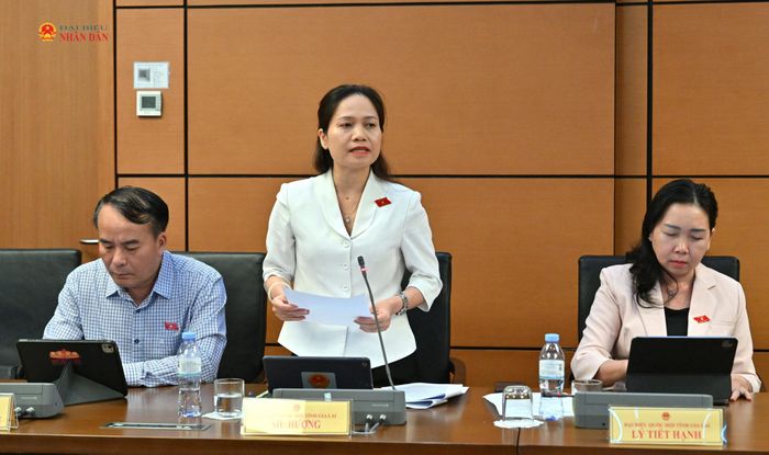 ĐBQH Siu Hương (Gia Lai) phát biểu thảo luận tại Tổ 5