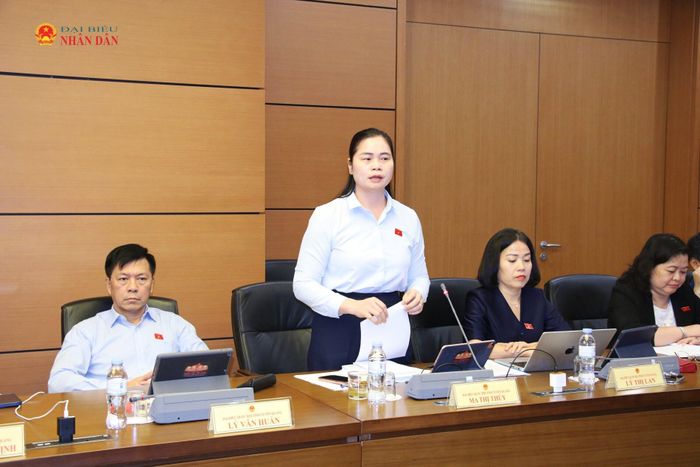ĐBQH Ma Thị Thuý (Tuyên Quang) phát biểu thảo luận tại Tổ 16