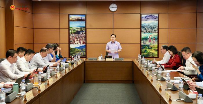 Toàn cảnh phiên thảo luận Tổ 10 (Đoàn ĐBQH tỉnh Ninh Bình và Sơn La)