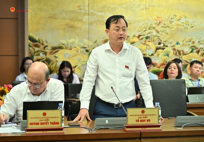 ĐBQH Tô Huy Vũ (TP. Hà Nội) phát biểu thảo luận tại Tổ 1