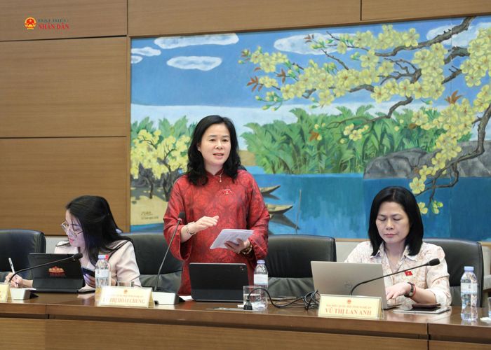 ĐBQH Lê Thị Hoài Chung (Nghệ An) phát biểu thảo luận tại Tổ 7