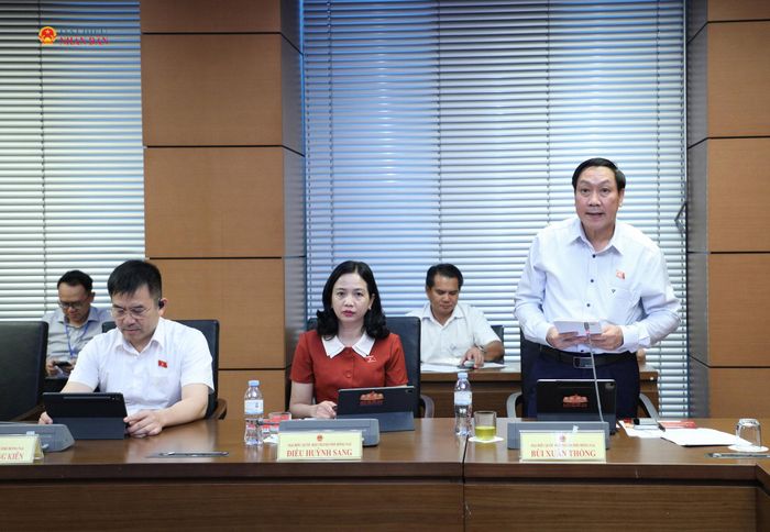 ĐBQH Bùi Xuân Thống (TP. Đồng Nai) phát biểu thảo luận tại Tổ 6