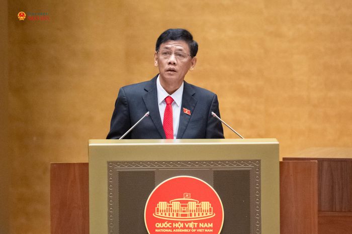 Chủ tịch Hội đồng dân tộc Lâm Văn Mẫn trình bày Báo cáo thẩm tra về việc tích hợp 4 chương trình mục tiêu quốc gia thành 1 Chương trình mục tiêu quốc gia