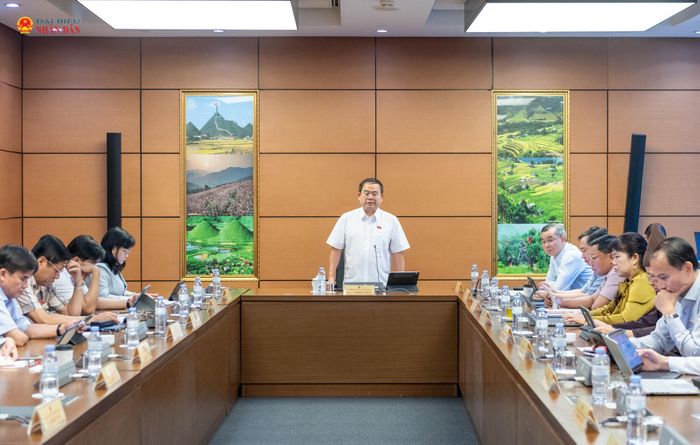 Quang cảnh phiên thảo luận Tổ 14 (Đoàn ĐBQH tỉnh Quảng Ninh, Đồng Tháp)