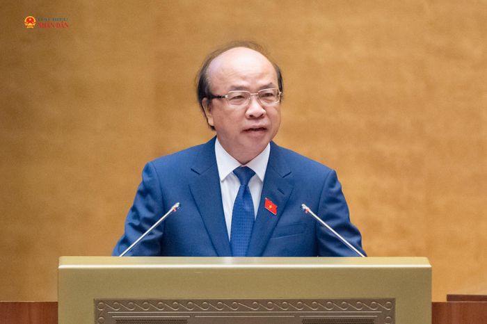 Chủ nhiệm Ủy ban Pháp luật và Tư pháp Phan Chí Hiếu trình bày Báo cáo ý kiến về định hướng chính sách sửa đổi Luật Nhà ở năm 2023