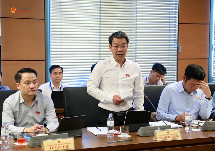 ĐBQH Nguyễn Hoàng Hà (Ninh Bình) phát biểu thảo luận tại Tổ 10