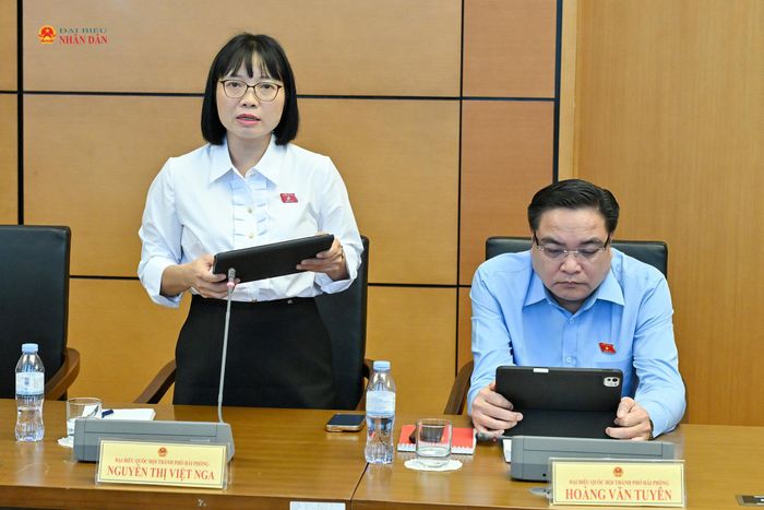 ĐBQH Nguyễn Thị Việt Nga (TP. Hải Phòng) phát biểu thảo luận Tổ 11