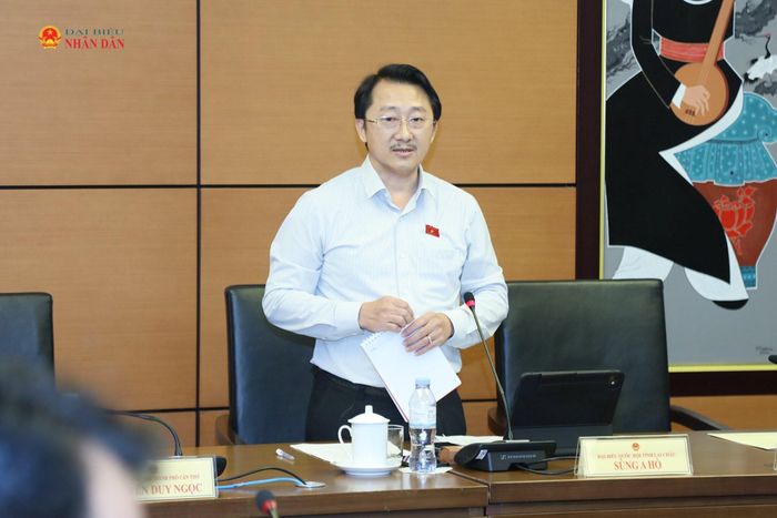 Trưởng đoàn ĐBQH tỉnh Lai Châu Sùng A Hồ phát biểu thảo luận tại Tổ 9