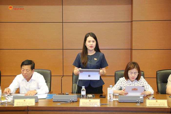 ĐBQH Vương Thị Hương (Tuyên Quang) phát biểu thảo luận tại Tổ 16