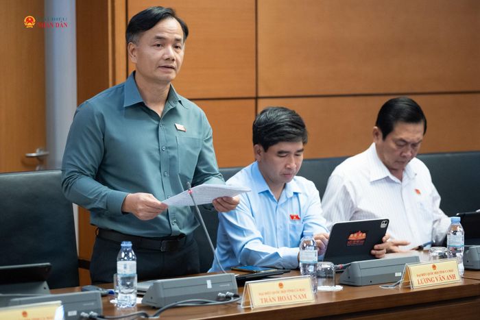 ĐBQH Trần Hoài Nam (Cà Mau) phát biểu thảo luận tại Tổ 8
