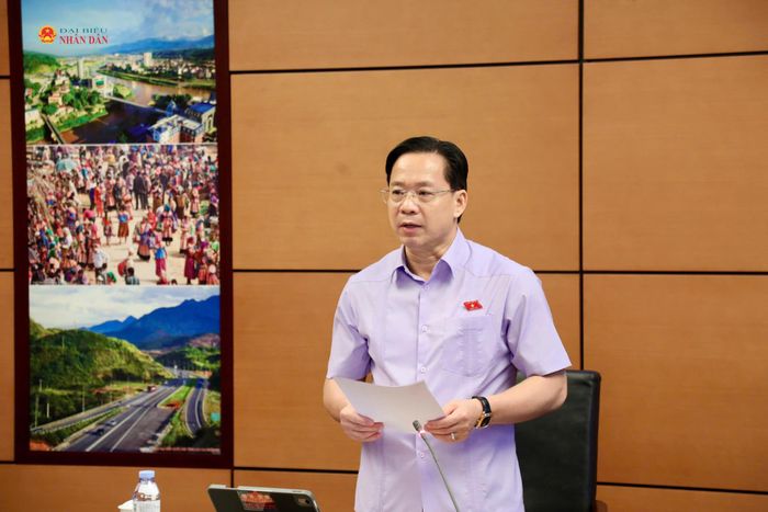 ĐBQH Hoàng Văn Nghiệm (Sơn La) phát biểu thảo luận tại Tổ 10
