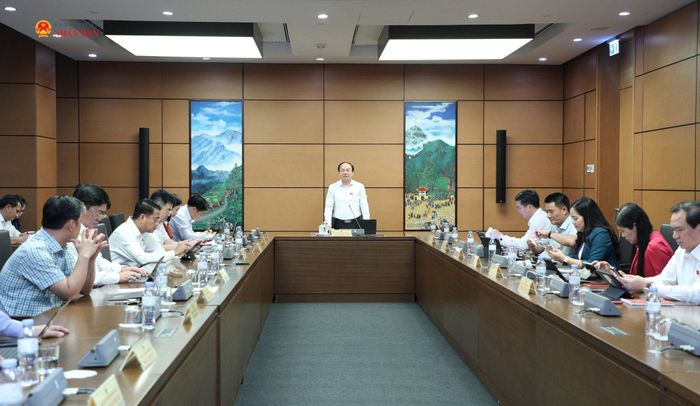 Quang cảnh phiên họp Tổ 6 gồm Đoàn ĐBQH các tỉnh (Thái Nguyên và TP. Đồng Nai)