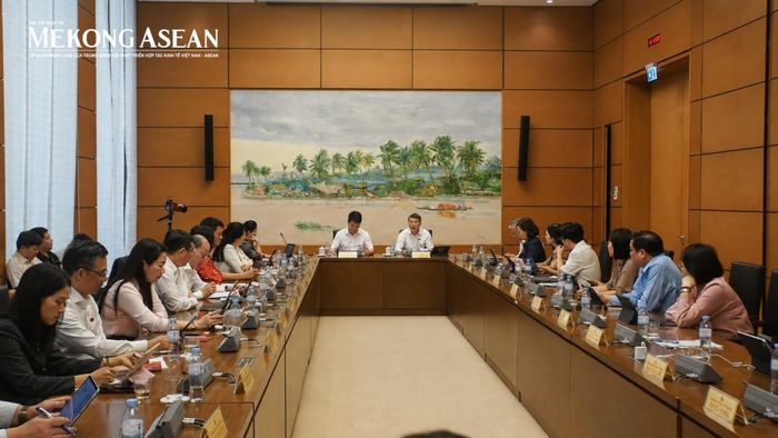 Thủ tướng Lê Minh Hưng tham gia thảo luận tại tổ 11 (Đoàn TP Hải Phòng và Đoàn Quảng Ngãi). Ảnh: Đinh Nhung/Mekong ASEAN