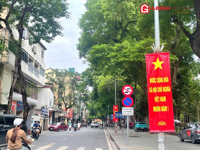 Hà Nội rực rỡ sắc đỏ, trang hoàng pano, áp phích hướng tới kỷ niệm 81 năm Cách mạng Tháng Tám và Quốc khánh 2/9.