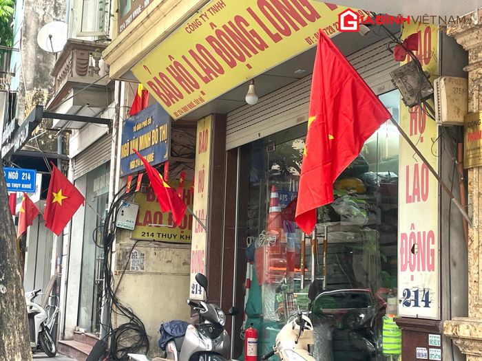 Sắc cờ đỏ nổi bật lan tỏa không khí tự hào trong những ngày tháng Tám lịch sử.