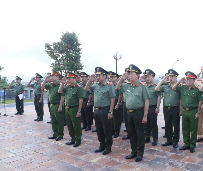Đoàn thành kính tưởng nhớ, tri ân các Anh hùng liệt sĩ đã anh dũng chiến đấu, hy sinh vì độc lập, tự do của Tổ quốc. Ảnh Báo Tuyên Quang