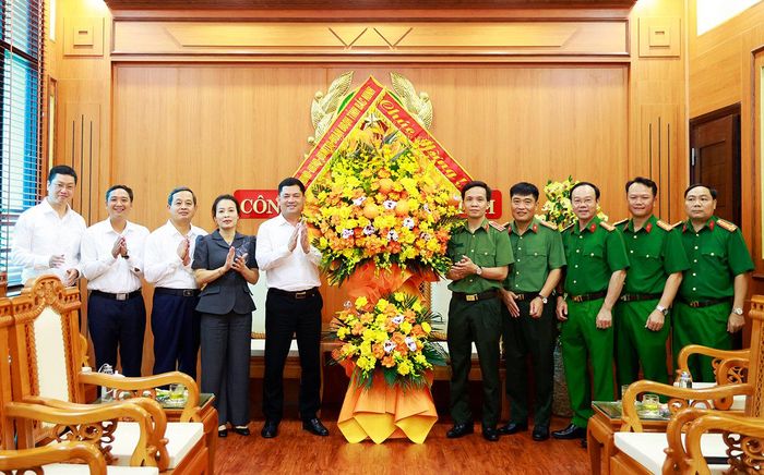 Các đồng chí Thường trực Tỉnh uỷ Bắc Ninh tặng hoa chúc mừng cán bộ, chiến sĩ Công an tỉnh. Ảnh Dương Thuỷ
