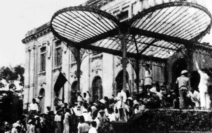 Sau cuộc míttinh tại Quảng trường Nhà hát Lớn, nhân dân Thủ đô đã đánh chiếm Bắc Bộ phủ, cơ quan đầu não của chính quyền tay sai Pháp. Cách mạng Tháng Tám thành công tại Hà Nội. (Ảnh: Tư liệu TTXVN)