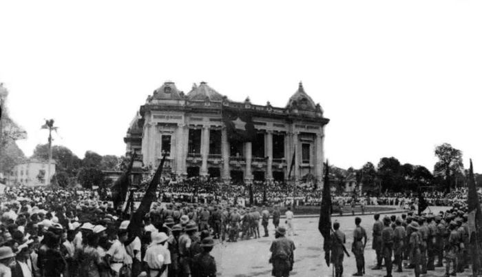 Mặt trận Việt Minh tổ chức míttinh với sự tham gia của hàng vạn quần chúng nhân dân tại Quảng trường Nhà hát Lớn Hà Nội. (Ảnh: Tư liệu TTXVN)
