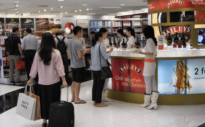 Nhân viên cửa hàng cửa hàng miễn thuế (duty-free shop) tại sân bay giới thiệu sản phẩm tới du khách.