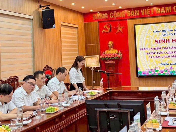 Bà Ma Thị Tuyết Mai - Chánh toà Hình sự TAND tỉnh Tuyên Quang phát biểu tại buổi sinh hoạt.