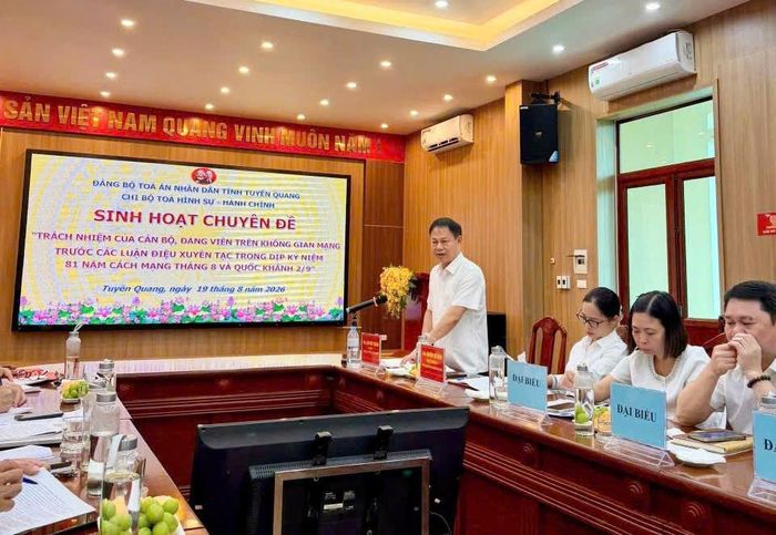 Đồng chí Bùi Đức Thuận, Ủy viên Ban Chấp hành Đảng bộ tỉnh, Bí thư Đảng ủy, Chánh án TAND tỉnh Tuyên Quang phát biểu tại buổi sinh hoạt chuyên đề.