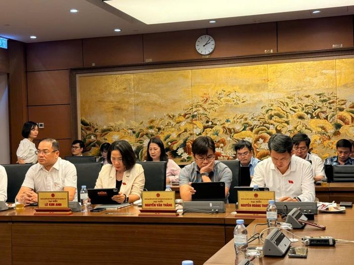 Các đại biểu họp tại tổ chiều 19/8 (Ảnh: VPQH)