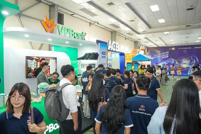 Các bạn sinh viên đại học Đại Nam hào hứng với các sản phẩm dịch vụ số.