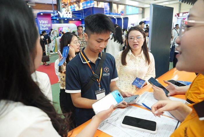 Các bạn sinh viên được nghe giải thích về công nghệ và trải nghiệm đăng kí tài khoản ngân hàng