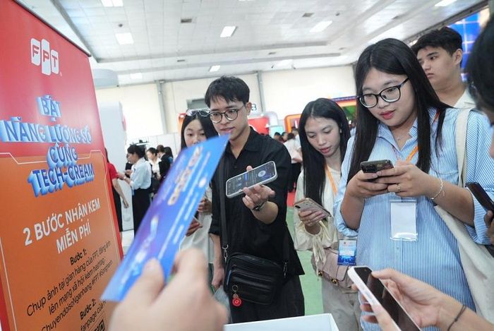 Các bạn trẻ hào hứng trải nghiệm dịch vụ và nhận Voucher Siêu thị số Chạm và sắm