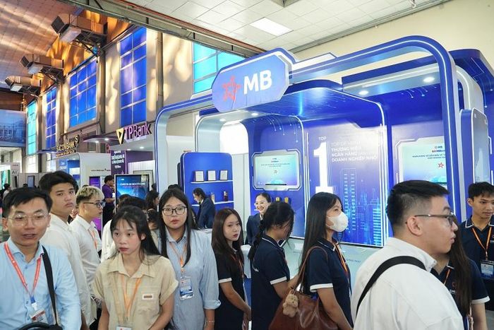 Gen Z chiếm phần đông trong hàng vạn lượt khách tham quan