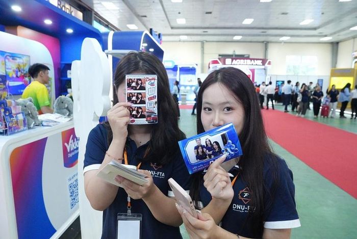 Hai bạn sinh viên khoe hình ảnh chụp từ photobooth