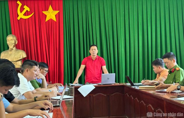 Ban chuyên án họp triển khai phương án triệt xóa đường dây lừa đảo chiếm đoạt tài sản.