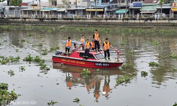 Phòng Cảnh sát PCCC&CNCH Công an TP Cần Thơ cử lực lượng tìm kiếm nạn nhân.