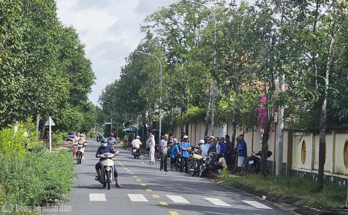 Người dân hiếu kỳ kéo đến hiện trường tìm thấy thi thể nam thanh niên.