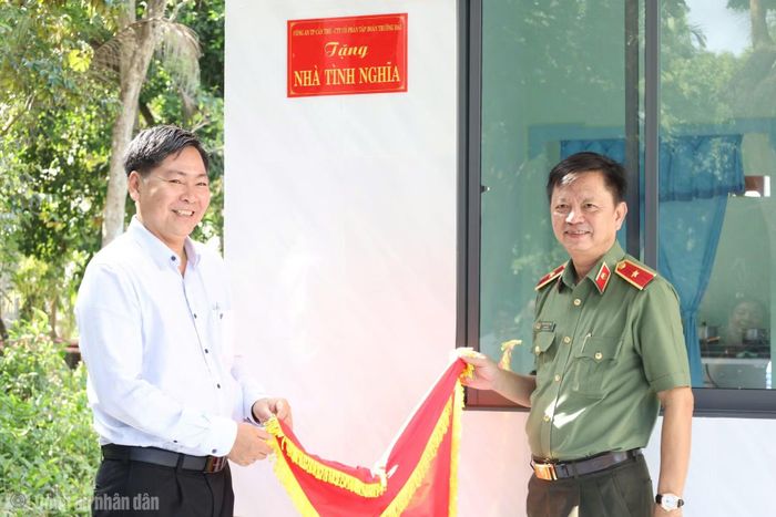 Thiếu tướng Huỳnh Việt Hòa, Giám đốc Công an TP Cần Thơ, cùng chính quyền địa phương bàn giao nhà tình nghĩa cho ông Phạm Vũ Hùng (ngụ xã Tân Bình, TP Cần Thơ).