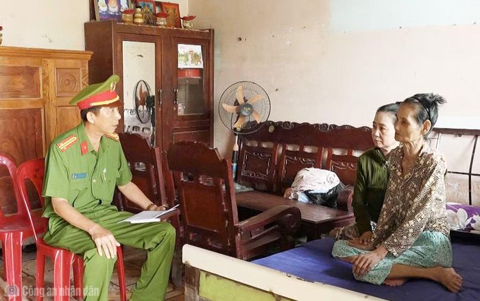 Trung tá Trịnh Thế Vinh, Phó trưởng Công an xã Vị Thủy khảo sát hoàn cảnh khó khăn về nhà ở để báo cáo Công an thành phố hỗ trợ.