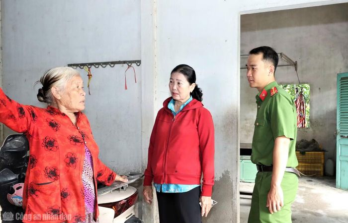 Cán bộ, chiến sĩ Công an thành phố cùng cấp ủy, chính quyền địa phương gặp gỡ những hộ dân cần hỗ trợ xây dựng nhà.